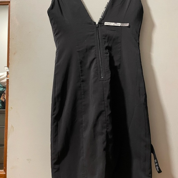 Alice+Olivia Mini Printed V Neck Dress in Black /White ZipClosure at Back Size 0 - Picture 9 of 12